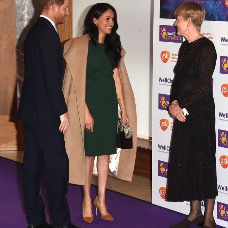  إرتدت ميغان الفستان في المرة الأولى عام 2017 خلال مقابلة تلفزيونيّة للإعلان عن خطبتها بالأمير هاري