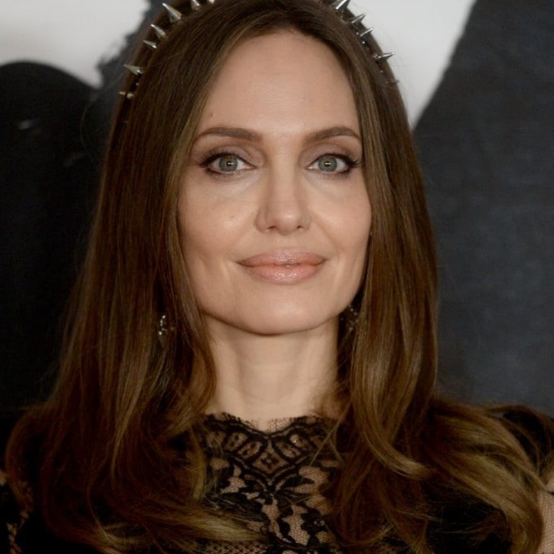 اكسسوارات شعر السبعينات مستوحاه من انجلينا جولي