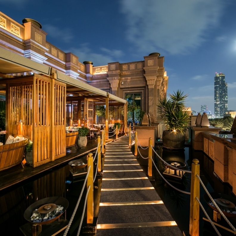 هاكاسان أبوظبي قصر الإمارات يفتتح ترّاسه الشهير