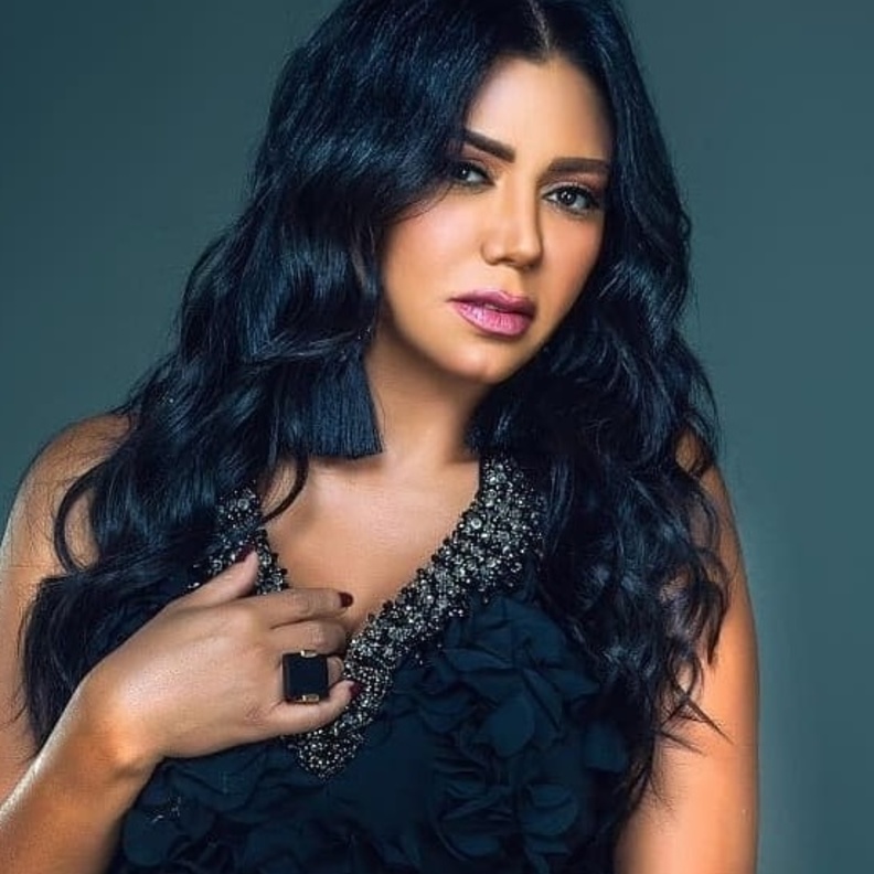 رانيا يوسف غيرت من قصة شعرها