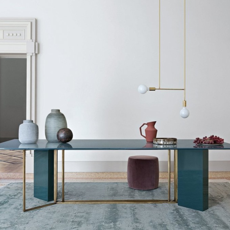  غرفة طعام مودرن تتباهى بديكور يعتمد من الخشب الطبيعي مع المعدن