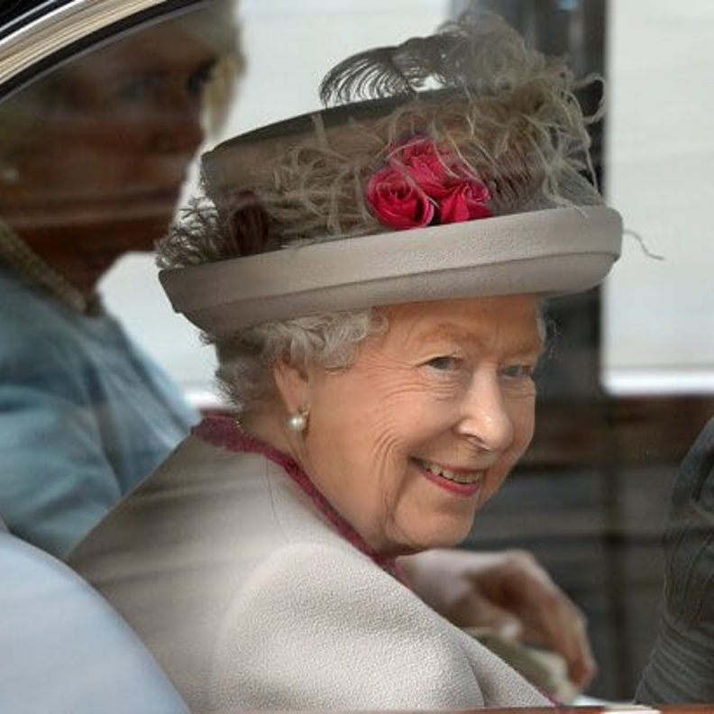 ملكة بريطانيا ودوقة كورنوال يظهران معا لأول مرة بعد العطلة