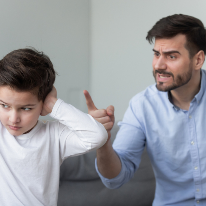 مخاطر إتباع أسلوب التهديد في تربية الطفل 