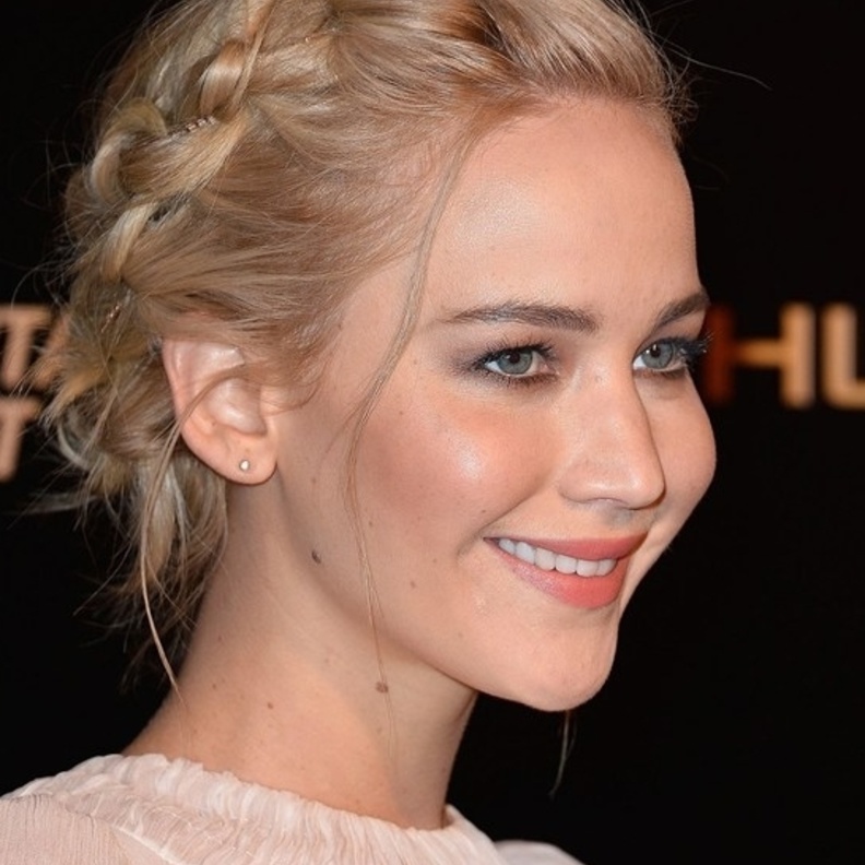 أجمل تسريحات كعكة الشعر مع الضفائر من وحي النجمات