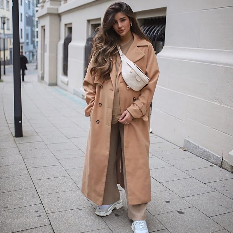 اطلالة مينيمالية بتنسيق معطف شتوي طويل مع فستان ضيق
