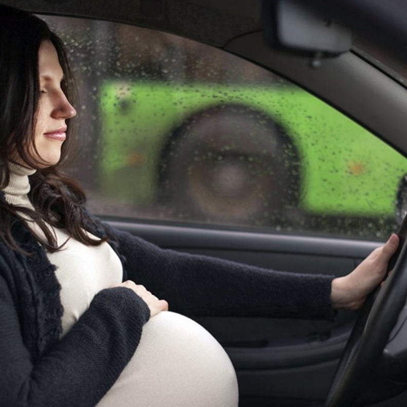 يجب على المرأة الحامل تعديل مستوى حزام الأمان 