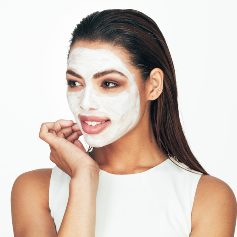 ضعي قناع الطين الأبيض مع الألوة فيرا لعلاج البشرة الدهنية