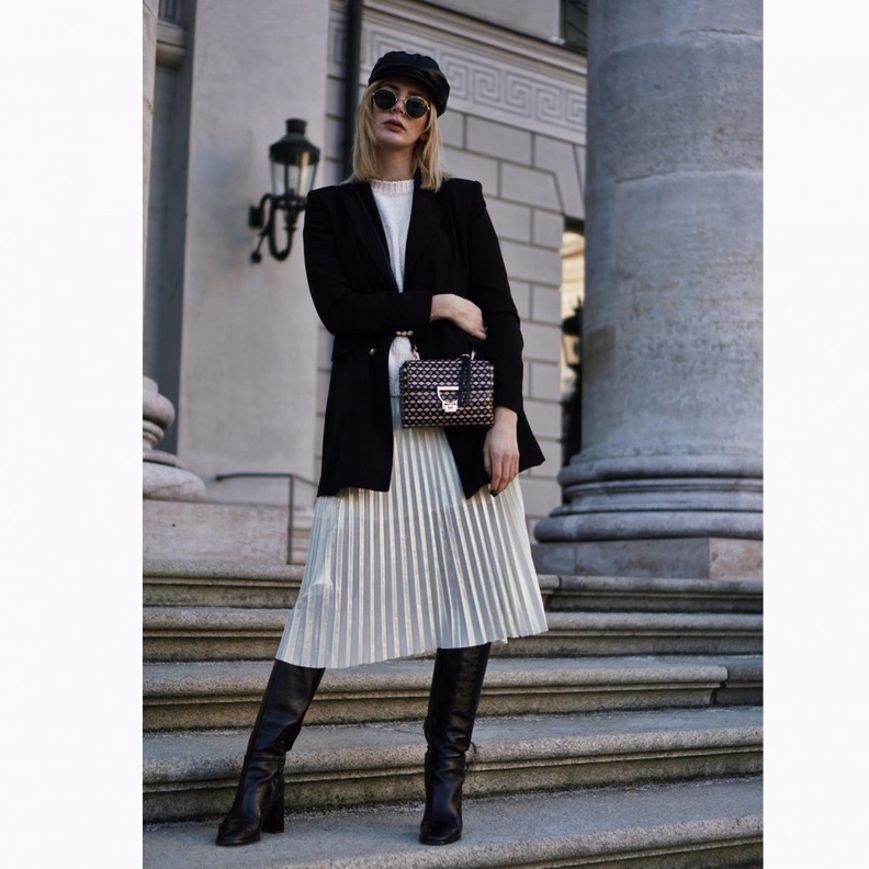 أجمل الاطلالات الأنيقة في الجزمة العالية والتنورة القصيرة