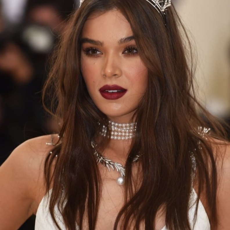 هيلي ستاينفيلد بقلادة ذهبية أنيقة من ماركة   David Webb