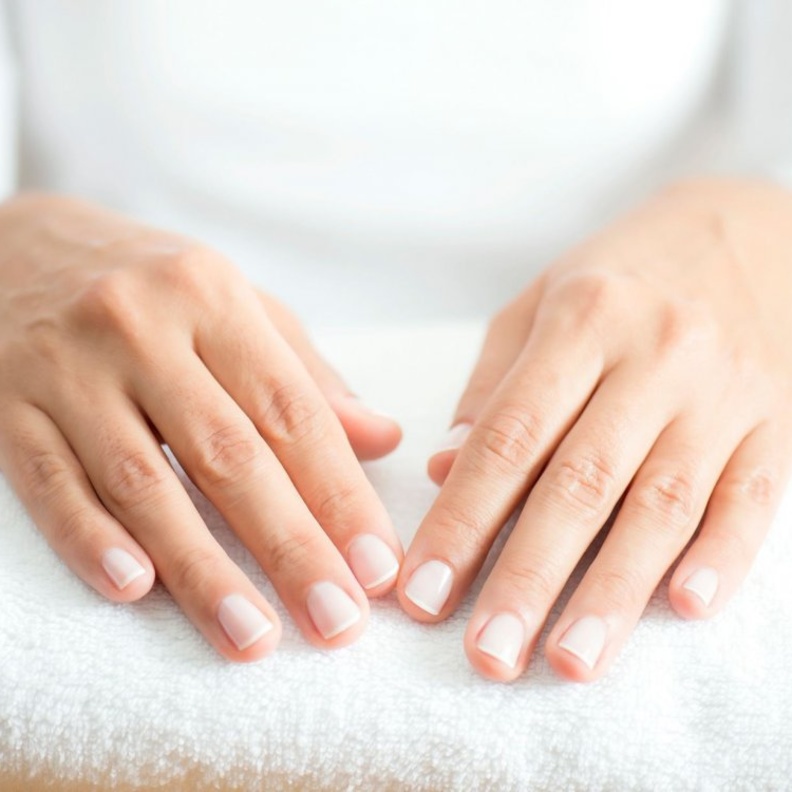  احصلي على أظافر قوية وطويلة باستخدام زيت الزيتو