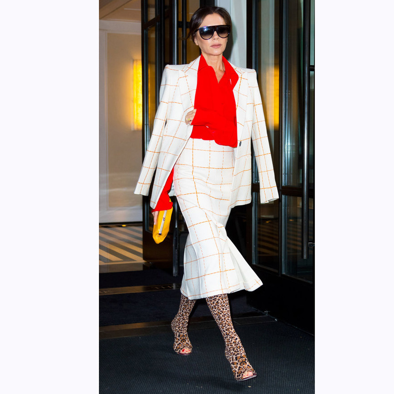 إطلالة باللون الأبيض من اختيار MARGOT ROBBIE مع البتطلون الواسع والكروب توب المربوطة من الأمام