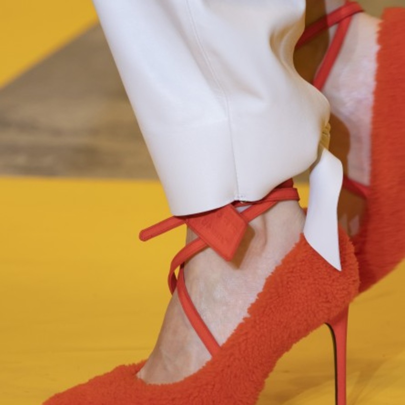 موضة أحذية الفرو الرسمية باللون الأخضر من اختيار ASHLEY WILLIAMS