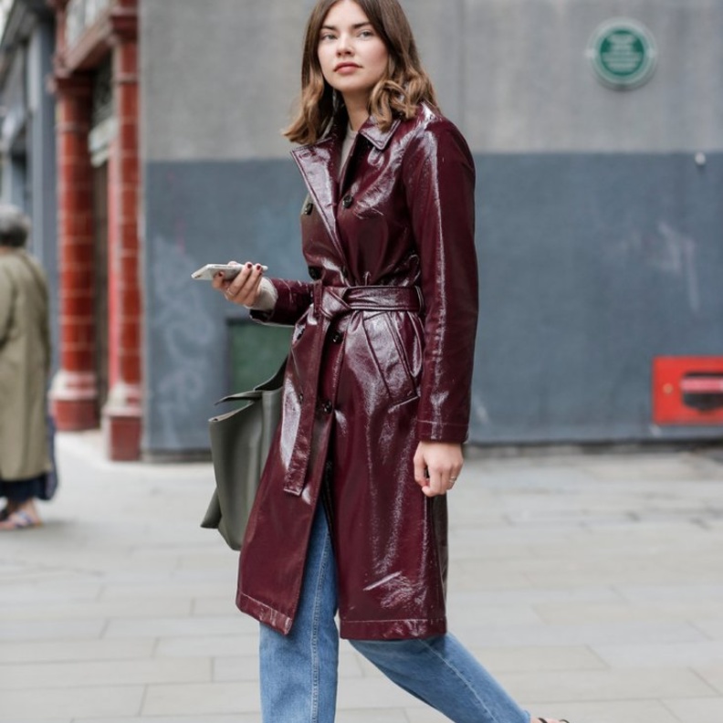 اطلالات أنيقة في الجاكيت الجلد مع الجينز