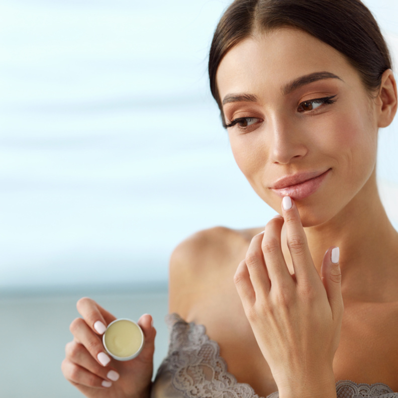 أنواع مرطب الشفاه الأنسب لهذا الخريف والشتاء