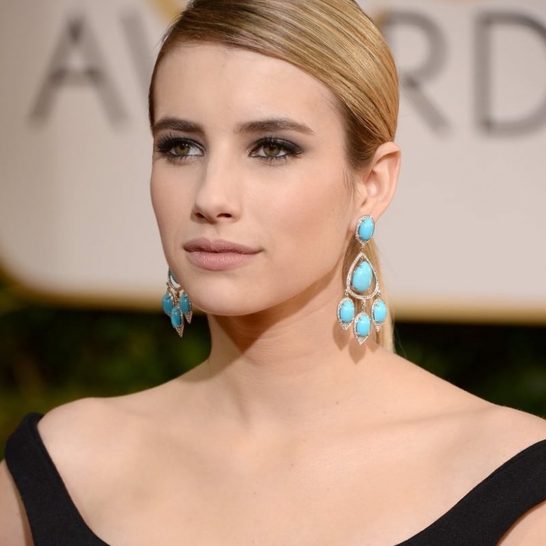 إيما روبرتس بزوج كم الأقراط الأنيقة المرصعة بأحجار الماس الأبيض والأصفر