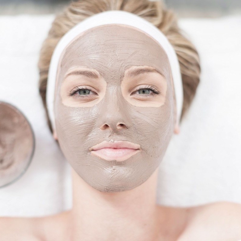 ماسك الجيلاتين والفحم لتفتيح وتنقية البشرة