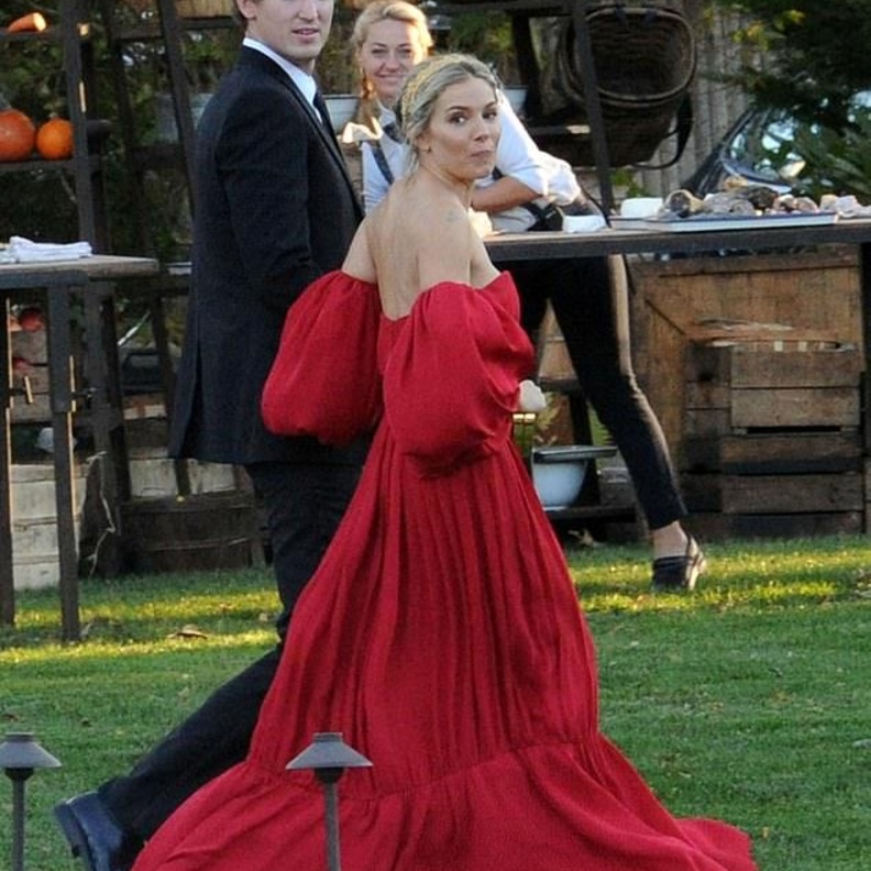 إطلالة ميلر تميّزت بقصة الأكتاف off-the-shoulder مع الأكمام المنفوخة