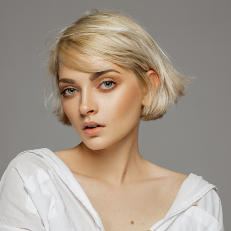  قومي بقص شعرك الى طبقات لجعلها تبدو أكثر سمكاً