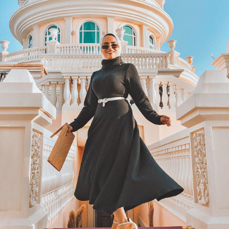 اطلالة أنيقة في فستان أسود اختارته صفية جودسون