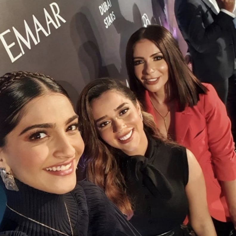 بلقيس فتحي برفقة منى زكي وسونام كابور خلال حفل تدشين Dubai Stars