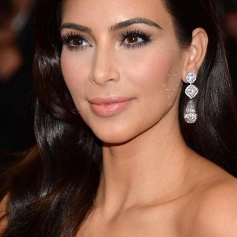 كيم كارداشيان ترتدي عقد تشوكر ذهب وماس