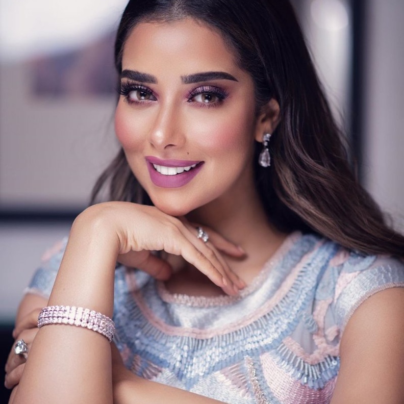 وضع الهايلايتر على دمعة العين يعطيها مساحة أكبر