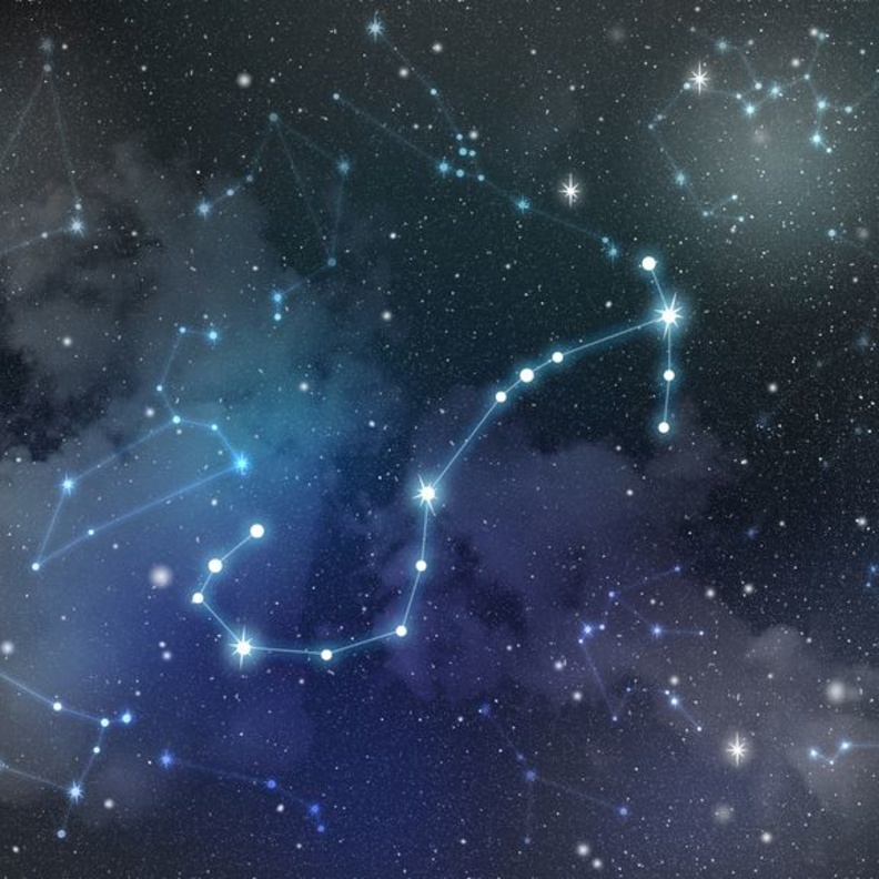 يميل رجل العقرب الى الغموض ويتمتع بشخصية جذابة