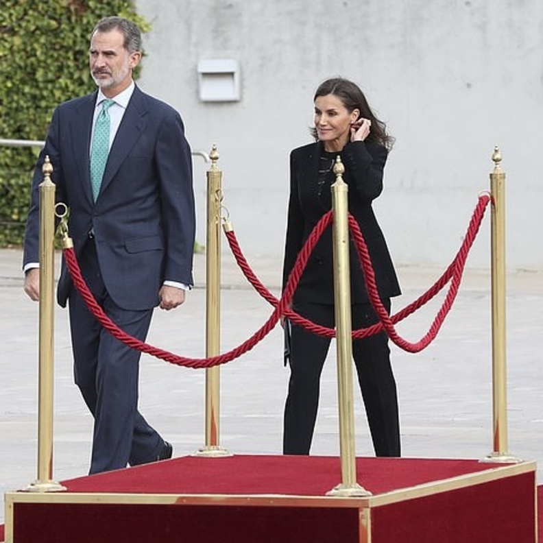 ليتيزيا ملكة إسبانيا بموضة البدلة السوداء خلال توجّهها الى اليابان في زيارة رسمية