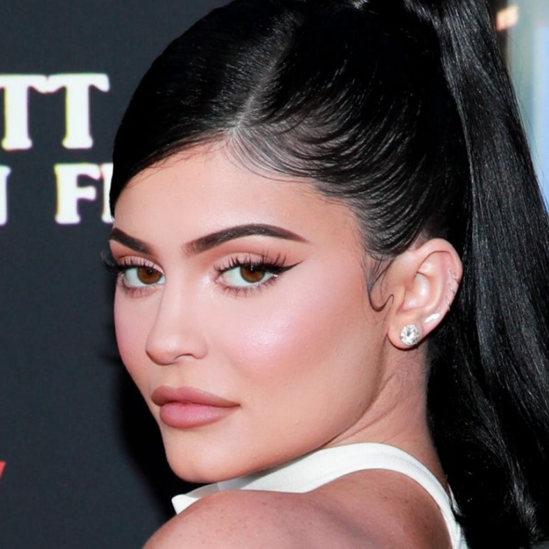 مكياج عيون ملون مع خطوط الآيلاينر مستوحاة من كايلي جينير