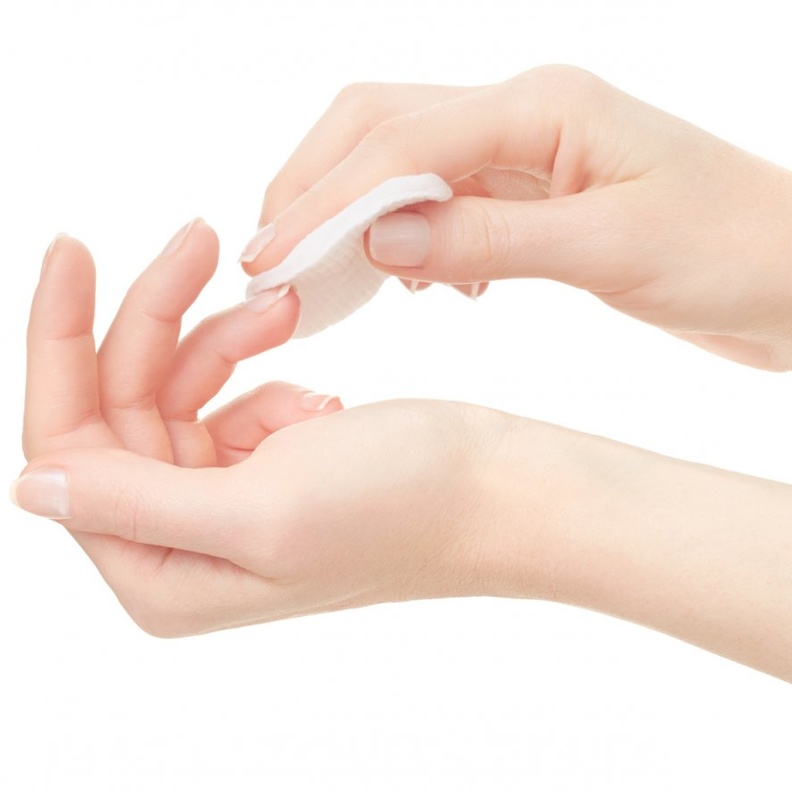 أزيلي الأظافر الاكريليك باستخدام الأسيتون والمياه الدافئة