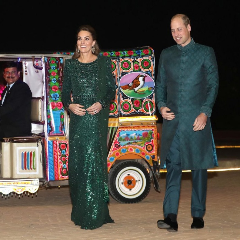 الأمير وليام وزوجته كيت ميدلتون في التوك توك