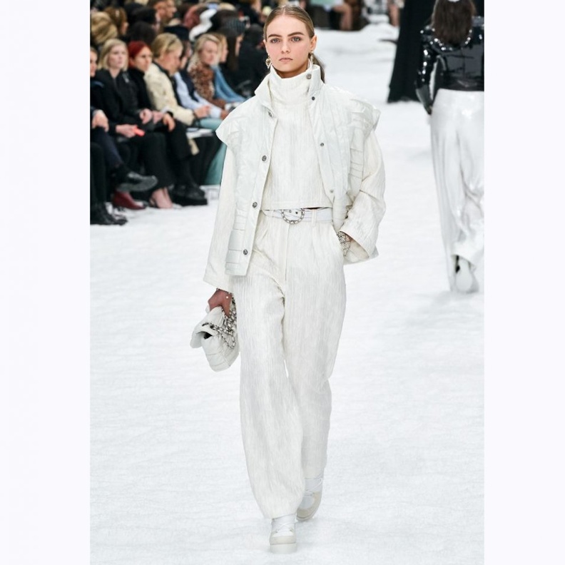 تنسيق شتوي بالأبيض من Alberta Ferretti 