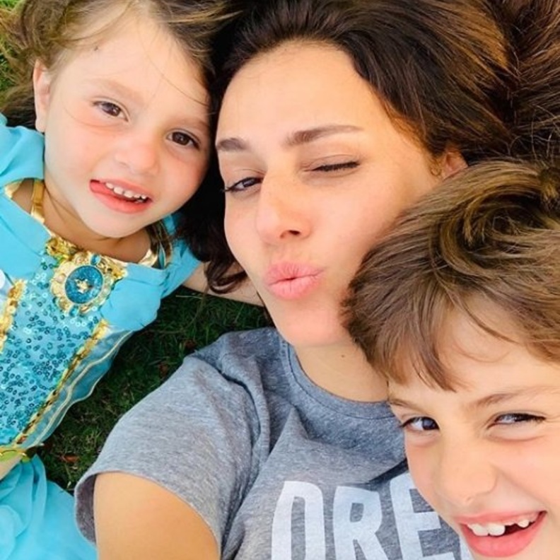 حلا شيحة تمضي اسعد لحظاتها مع طفليها الصغيرين