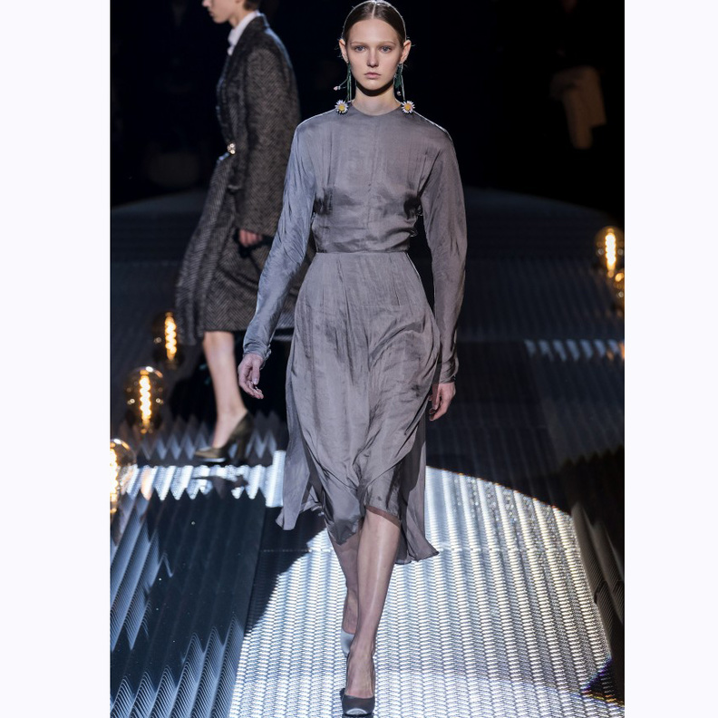 انتقي بأسلوب دار AWAKE أجمل الفساتين الطويلة والمريحة التي لا تظهر مفاتن الجسم