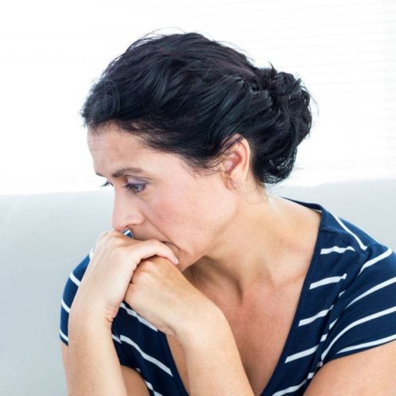 اقتراب انقطاع الدورة الشهرية لدى النساء يسبب حرارة الجسم