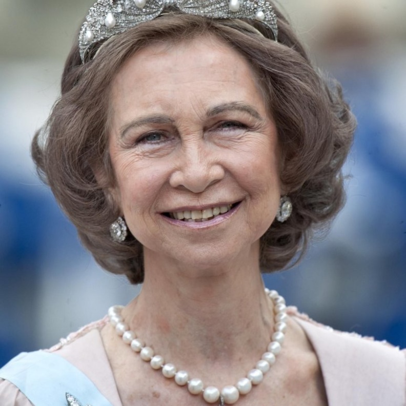 الملكة اليزابيث ترتدي تاج The Vladimir Tiara