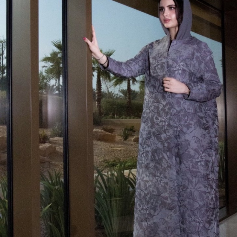 تصاميم عبايات ملونة بقصات واسعة من Lines Abaya