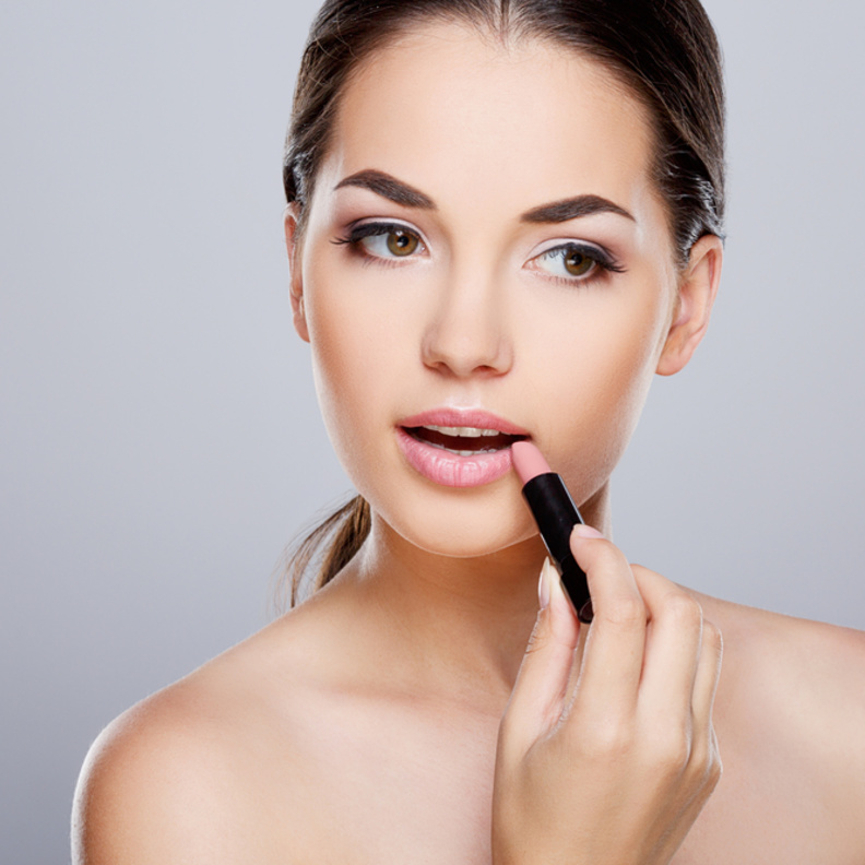 إختاري اللون النيود لجعل الشفاه تبدو أكثر إكتمالاً