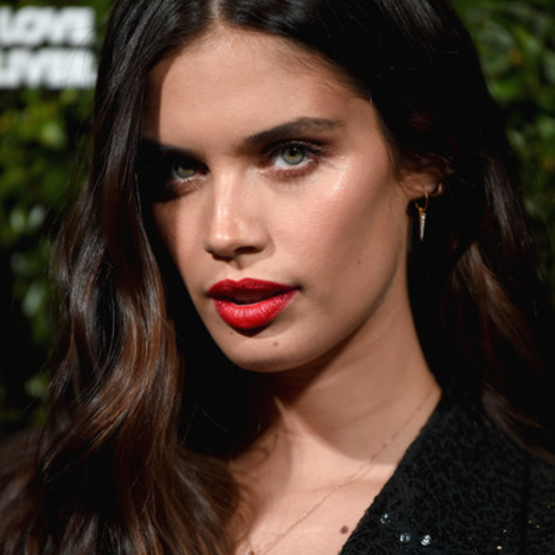أحمر شفاه بارز وعيون ناعمة وتسريحة بسيطة بأسلوب Sara Sampaio