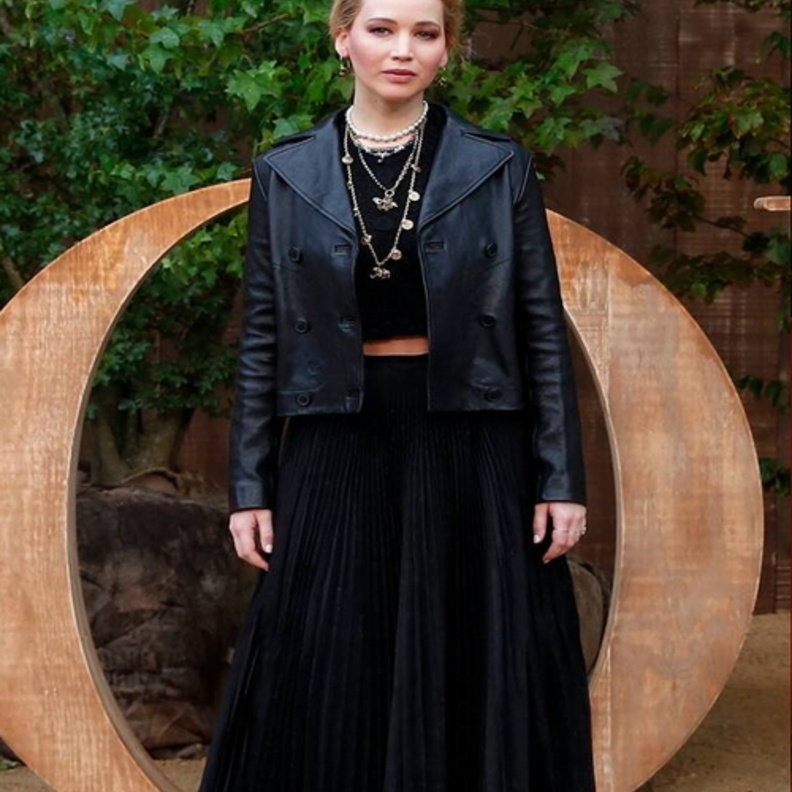 اطلالات مفعمة بالرقي والكلاسيكية تذكّرنا بسحر هوليوود القديم