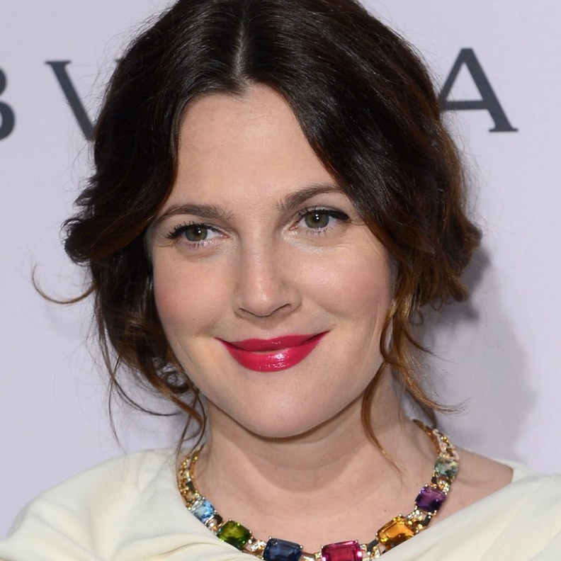 درو باريمور بقلادة أنيقة مرصعة بالأحجار الكريمة الملونة من ماركة  Bulgari