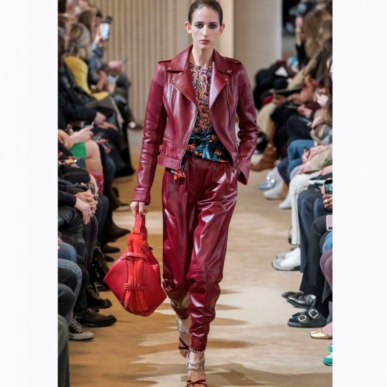 تنسيق السروال الجلدي الضيق مع الجاكيت السوداء من دار Celine