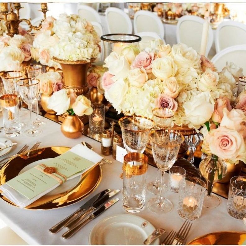 ادوات مائدة وحوامل شموع مذهبة