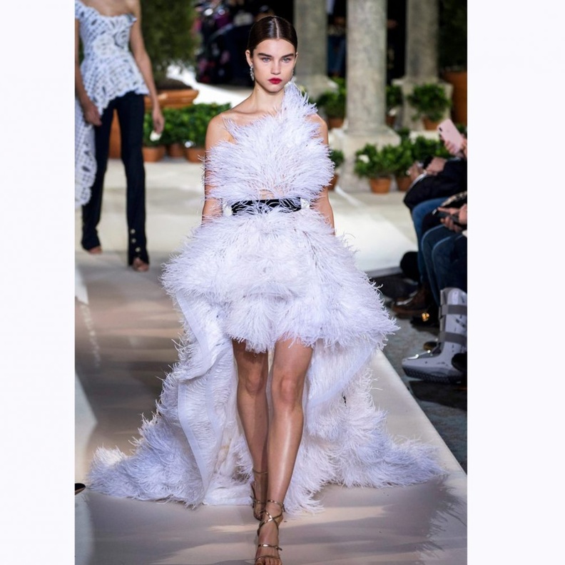 اطلالة أنيقة بالريش من Rochas