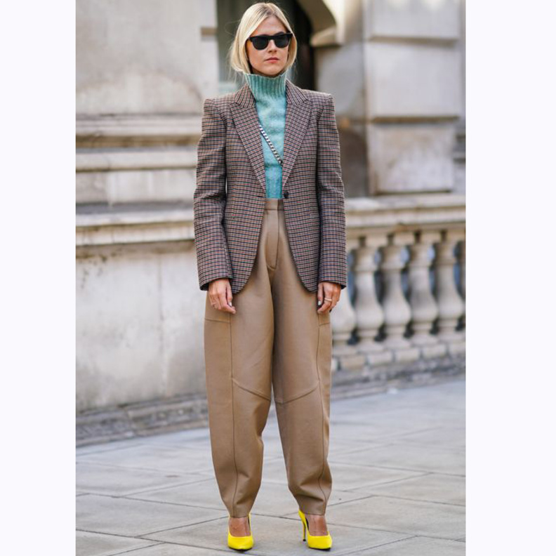  بلوزة بياقة عالية من Akris