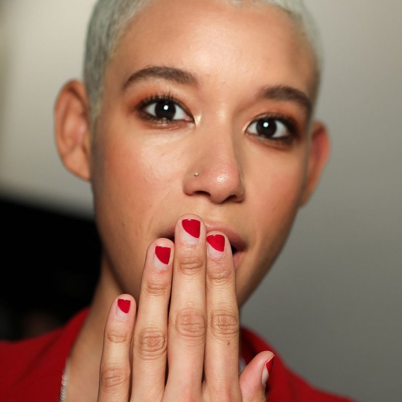 رسومات مناكير مقلمة وبراقة لإطلالات النهار من Christian Siriano