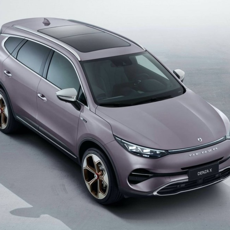 Denza X سيارة مرسيدس بعلامة صينية