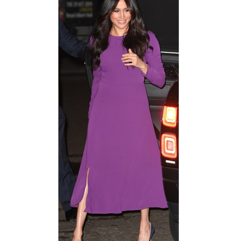 إعتمدت ماكياجاً ناعماً بألوان حيادية