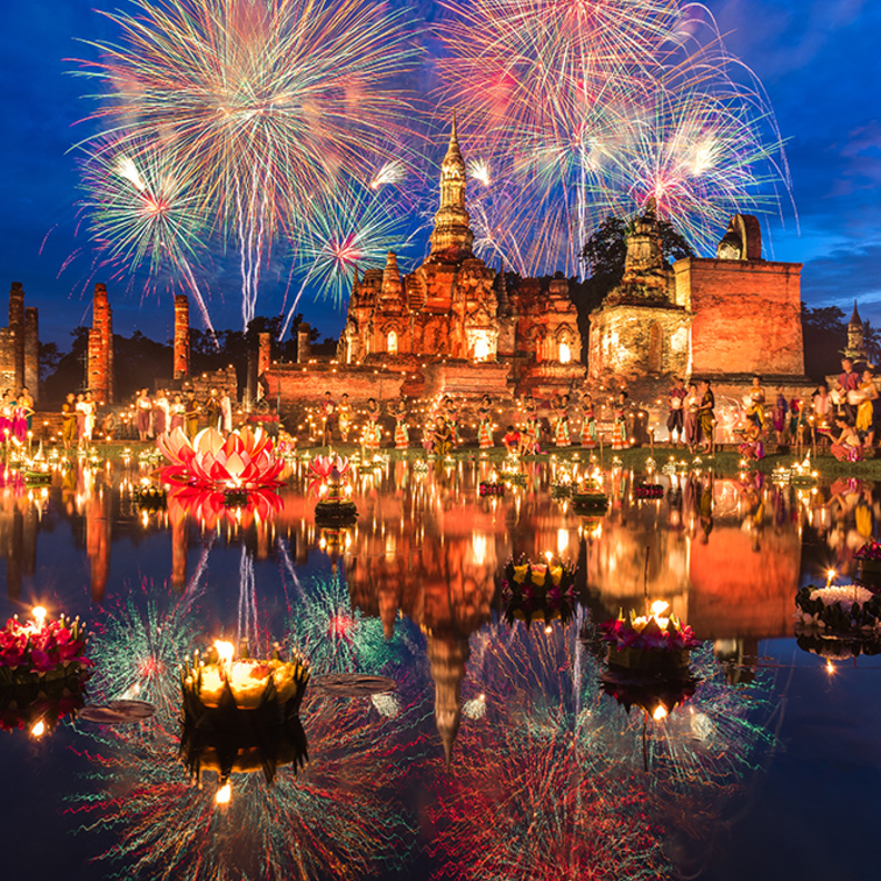 المهرجانات التايلاندية للأضواء ..سلال مضيئة وعروض رقص شعبي وألعاب نارية جذابة