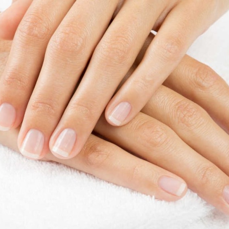 استخدمي الخل الأبيض لتبييض المنطقة أسفل أضافرك